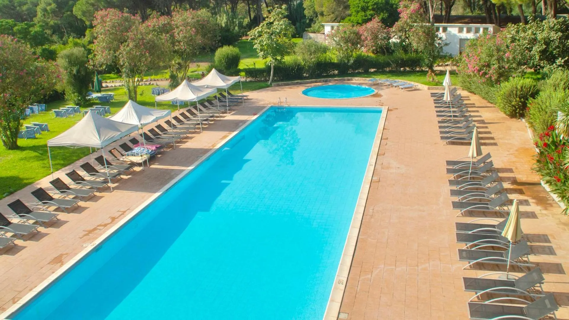 Apartmanhotel Residence With Swimming-Pool In Arborea Just 300 Meters From The Beach